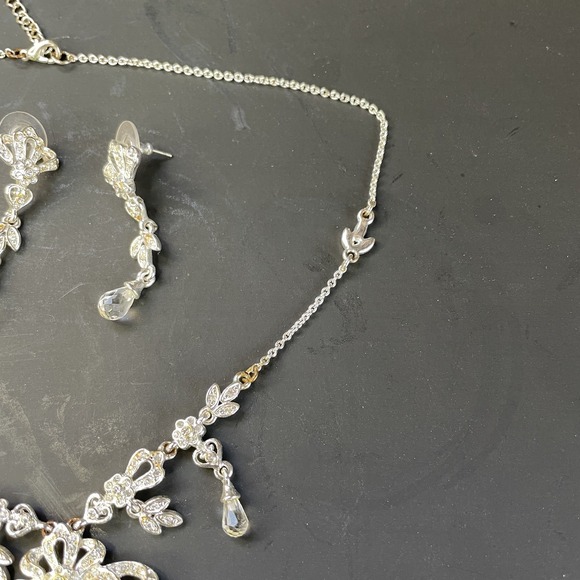 Things Remembered SilverTone Bow & Crystal Necklace Dangle Earrings Set‎ 16" - Picture 5 of 7